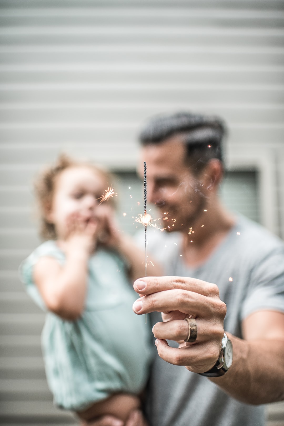Hombre sujetando a niña